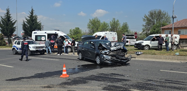 Hafif ticari araca otomobil çarptı: 3 yaralı