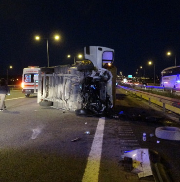 Kuzey Marmara Otoyolu'nda kaza:1 ölü 5 yaralı;İstanbul yönünde uzun araç kuyrukları oluştu