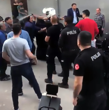 Mazbata kavgasına polisten biber gazlı müdahale