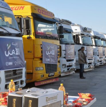 Suriye’ye 30 TIR insani yardım