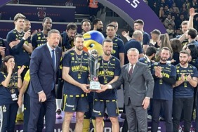 Türkiye Kupası’nın sahibi Fenerbahçe Beko kupasını aldı