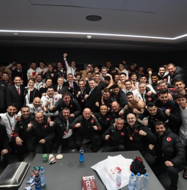 Cumhurbaşkanı Erdoğan'dan A Milli Futbol Takımı'na tebrik telefonu