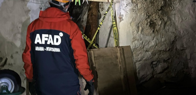 Toprak tavanı çöken evde 3 kişi göçük altında kaldı