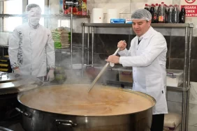aksarayda-ramazan-bereketi-baskan-dincer-her-gun-5-bin-kisiye-iftar-veriyor-1772028696