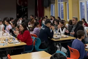 akyakada-iftar-bereketi-ogrencilerle-paylasildi-1771933732