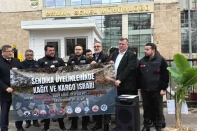 devlet-memurlari-konfederasyonu-ankarada-kagit-israfina-karsi-eylem-yapti-1771418569