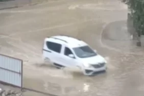 izmirde-saganak-etkili-oldu-ev-ve-is-yerleri-su-altinda-kaldi
