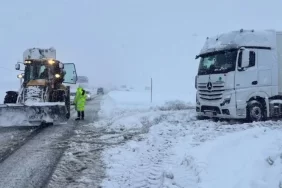 kar-ve-tipi-ulasimi-kilitledi-cok-sayida-yol-kapali-e6437acb-dc42-4b91-8e32-24f4ab6141e3