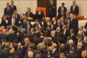 mecliste-yeni-bakanlarin-yemin-toreninde-kavga-cikti-1770817872