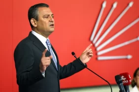 ozgur-ozelden-iktidara-mesut-ozarslan-tepkisi-hesap-vereceksiniz-1770727172