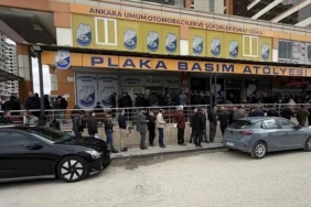 ankaradaki-plaka-degisim-merkezlerinde-yogunluktan-uzun-kuyruklar-olustu-1774958247
