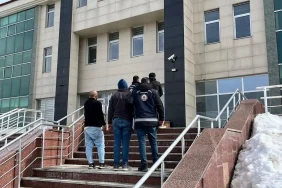 karsta-gocmen-kacakciligi-operasyonu-23-duzensiz-gocmen-yakalandi-3-supheli-tutuklandi-1774097735