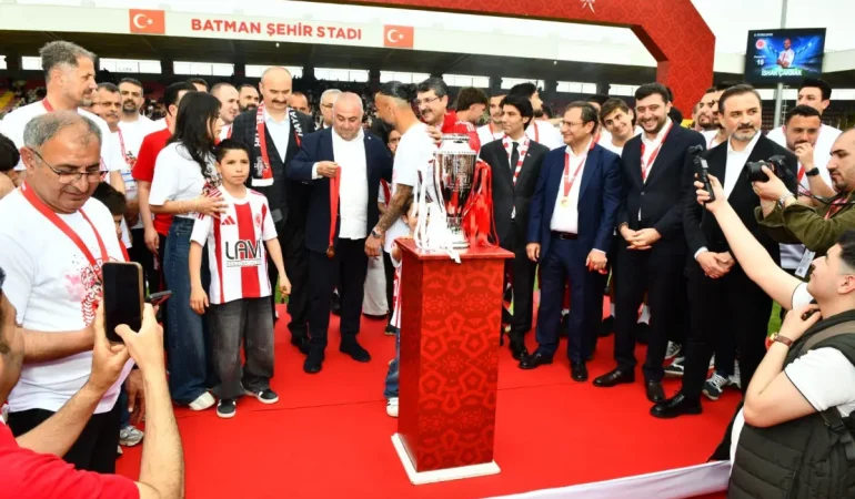 1-lige-yukselen-batman-petrol-spor-as-kupasini-aldi-ovIbs7zu