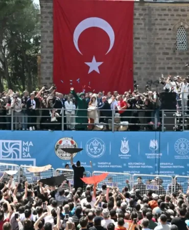 10-ton-mesir-macunu-halka-sacildi-7xHYpFXQ