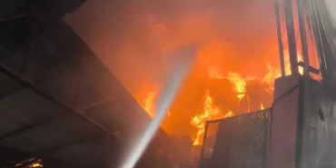 adanada-geri-donusum-fabrikasinda-korkutan-yangin-92bjM7BP