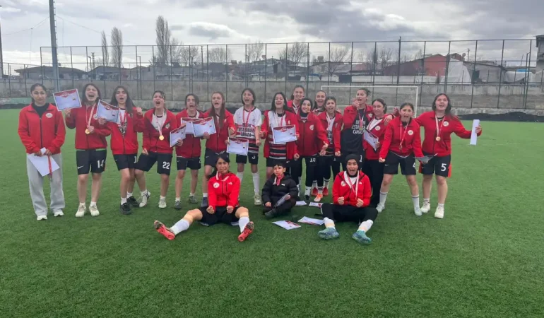 agri-spor-lisesi-kiz-futbol-takimi-turkiye-finallerine-yukseldi-1775221941