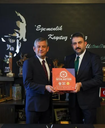 ankara-kent-konseyinin-seyir-defteri-chp-genel-baskani-ozgur-ozele-takdim-edildi-sHzSb4bN