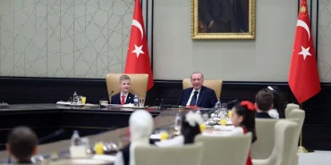 cumhurbaskani-erdoganin-cocuklarla-bulusmasinda-duygusal-anlar-DgBsGQEM