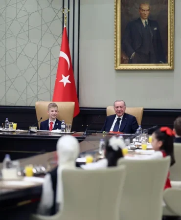 cumhurbaskani-erdoganin-cocuklarla-bulusmasinda-duygusal-anlar-DgBsGQEM