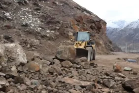 dagdan-kopan-dev-kayalar-oltuyu-kilitledi-yol-ulasima-kapandi-6L2oRGMd