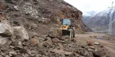 dagdan-kopan-dev-kayalar-oltuyu-kilitledi-yol-ulasima-kapandi-6L2oRGMd