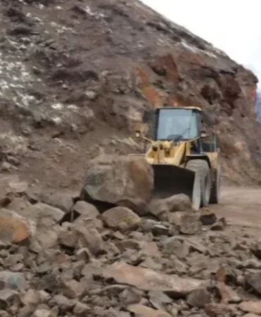 dagdan-kopan-dev-kayalar-oltuyu-kilitledi-yol-ulasima-kapandi-6L2oRGMd