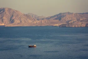 hurmuz-bogazinda-uc-konteyner-gemisi-silahli-saldiriya-ugradi-09YnBAon