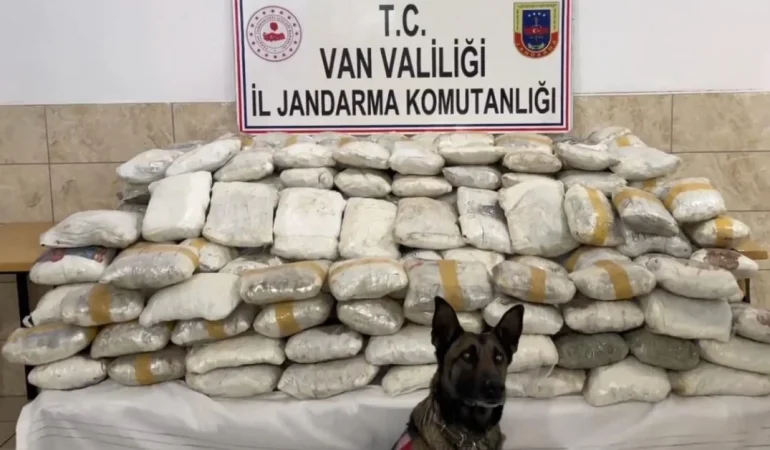 jandarmadan-dev-operasyon-446-kilo-uyusturucu-ele-gecirildi-icUQiake