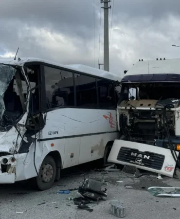 karamanda-isci-servisi-ile-tir-carpisti-12-yarali-B0Q0lOwS