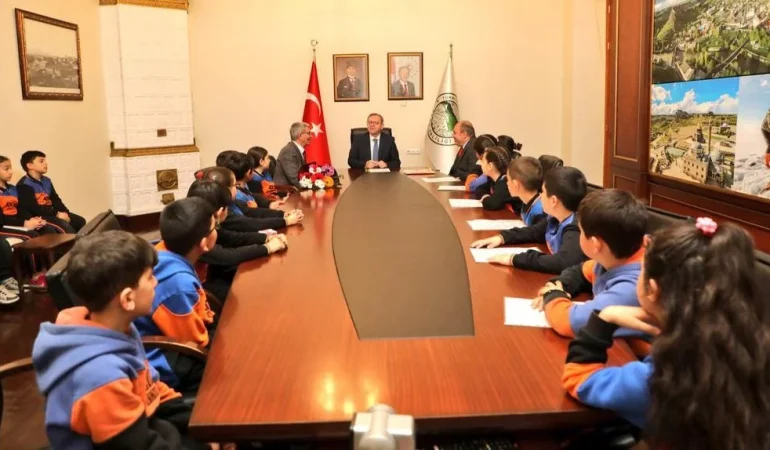 minik-ogrencilerden-vali-polata-anlamli-ziyaret-l3Mh0iLS