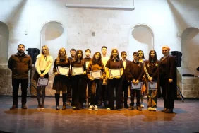 minik-ve-genc-piyanistler-sahnede-goz-doldurdu-sjMpAf4B