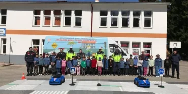 salpazari-tasrada-bulunan-ogrencilere-jandarma-trafik-kurallari-uygulamali-olarak-anlatiyor-vDvuL2Kj