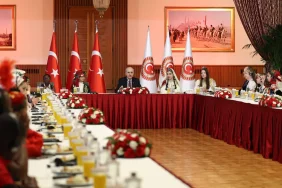 tbmm-baskani-kurtulmus-dunya-cocuklarini-kabul-etti-BnUzJEMs