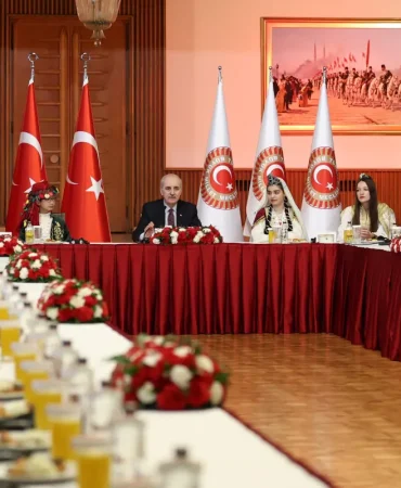 tbmm-baskani-kurtulmus-dunya-cocuklarini-kabul-etti-BnUzJEMs