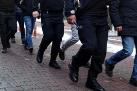 uyusturucu-baskininda-102-bin-hap-ele-gecirildi-24-tutuklama-FrhAJBtv