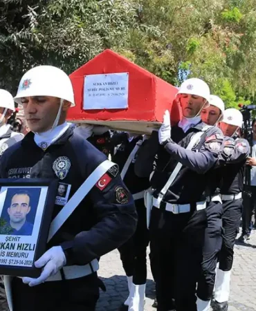 zincirleme-kazada-sehit-olan-polis-son-yolculuguna-ugurlandi-ZvEGg2Ej