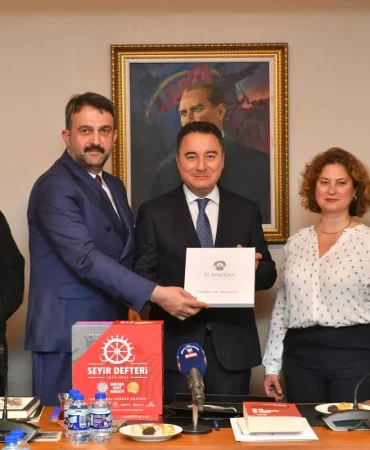akk-baskani-yilmaz-deva-partisi-genel-baskani-babacani-ziyaret-etti-pdtYl4W3