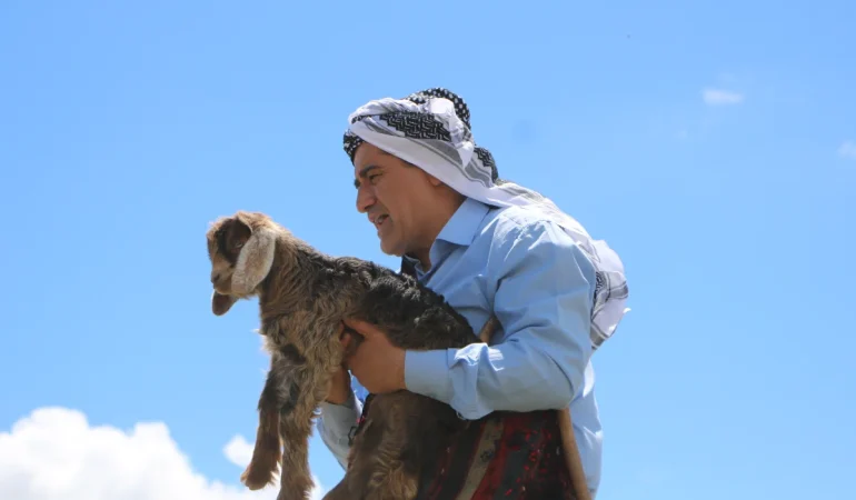 anne-kecinin-cigligini-duydu-taslarin-arasindaki-oglaki-kurtardi-lVDGLiFs