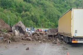 arhavi-hopa-sarp-karayolunda-heyelan-4oZcJrwJ