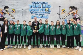 artvinden-voleybol-da-tarihi-basari-turkiyenin-en-iyi-4-takimi-arasina-girdiler-y7gtKYBa