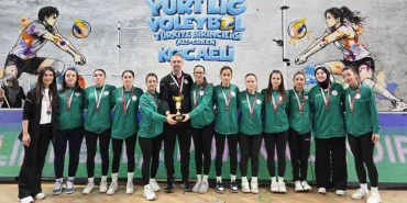 artvinden-voleybol-da-tarihi-basari-turkiyenin-en-iyi-4-takimi-arasina-girdiler-y7gtKYBa