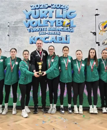 artvinden-voleybol-da-tarihi-basari-turkiyenin-en-iyi-4-takimi-arasina-girdiler-y7gtKYBa