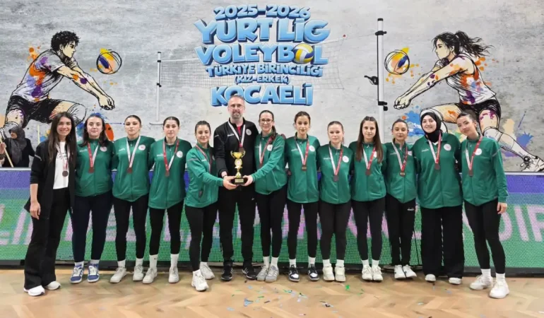 artvinden-voleybol-da-tarihi-basari-turkiyenin-en-iyi-4-takimi-arasina-girdiler-y7gtKYBa
