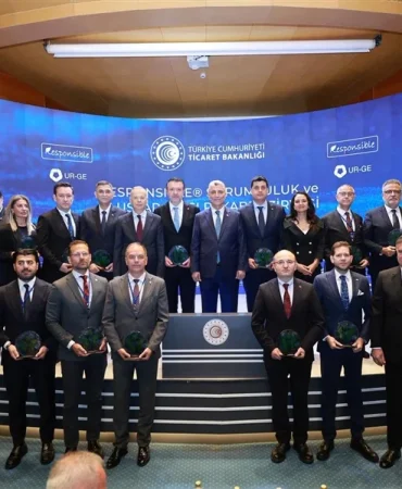 bakan-omer-bolat-uluslararasi-rekabet-zirvesinde-konustu-hWsUJ0mY