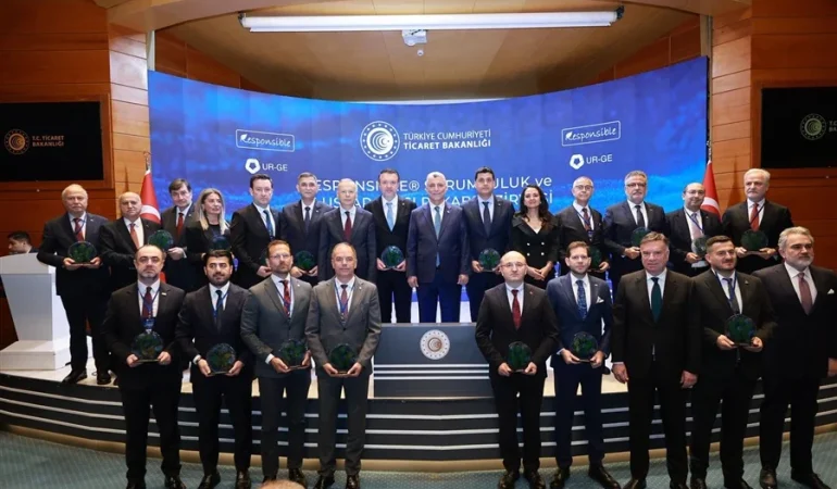 bakan-omer-bolat-uluslararasi-rekabet-zirvesinde-konustu-hWsUJ0mY