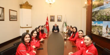 bolge-sampiyonu-yurtlig-kars-kadin-voleybol-takimina-vali-polattan-tebrik-RCU4lHj1
