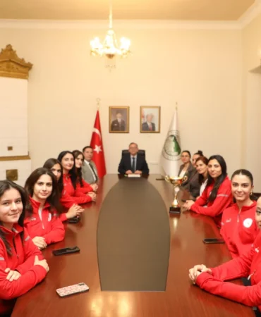 bolge-sampiyonu-yurtlig-kars-kadin-voleybol-takimina-vali-polattan-tebrik-RCU4lHj1