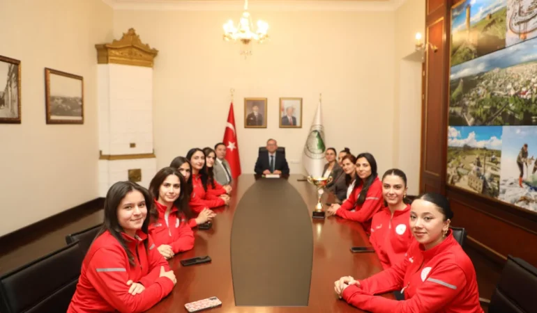 bolge-sampiyonu-yurtlig-kars-kadin-voleybol-takimina-vali-polattan-tebrik-RCU4lHj1