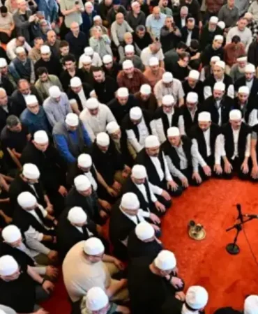 bursada-600-yillik-erguvan-bayrami-coskusu-RY39KS2L