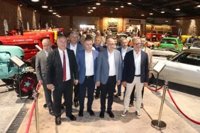 canakkale-geyiklide-turizme-ve-kulture-dev-yatirim-100-yillik-traktorler-ve-klasik-otomobiller-geyik-CcDxIslh (1)